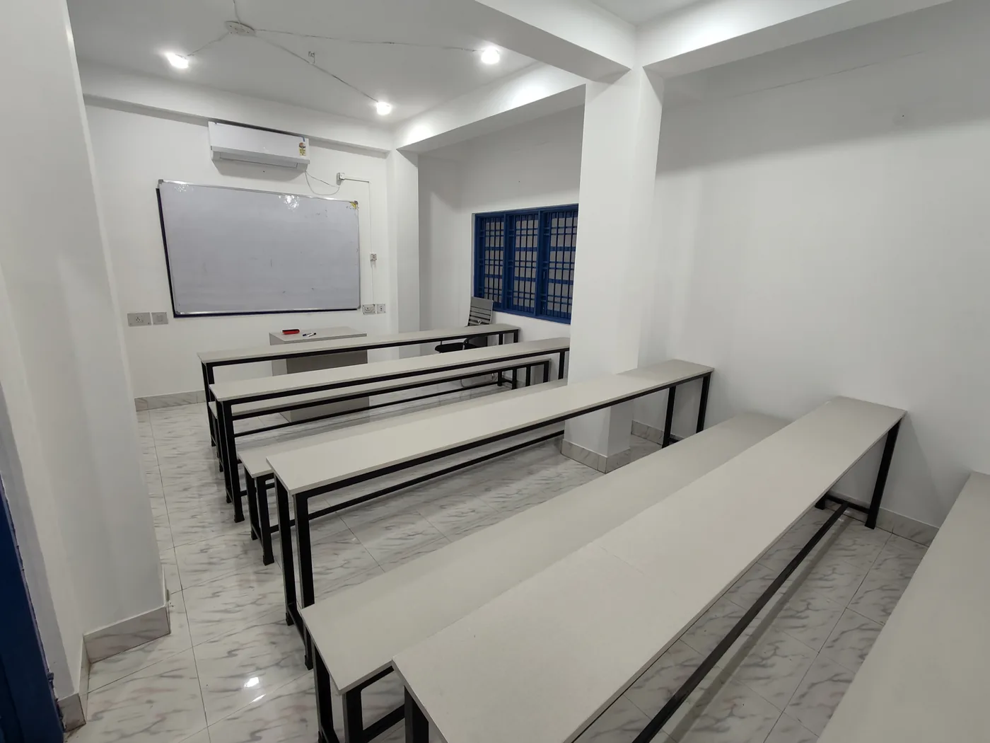 ম্যাট্রিকুলা শিলিগুড়ি ক্যাম্পাস — বেঞ্চ ও হোয়াইটবোর্ডসহ স্মার্ট ক্লাসরুম